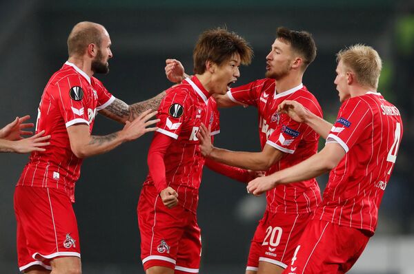 Герой матча в составе Кельна Юйа Осако, оформивший дубль - Sputnik Беларусь