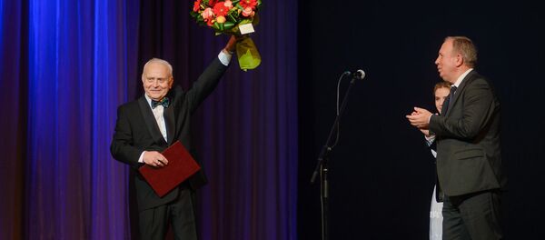 Валентин Елизарьев был традиционно немногословен, но признался, что надеется создать еще немало интересного Валентин Елизарьев был традиционно немногословен, но признался, что надеется создать еще немало интересного - Sputnik Беларусь