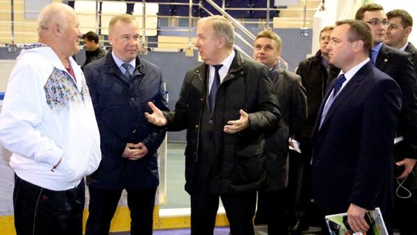 Вице-премьер Василий Жарко посетил тренировочный сбор женской сборной по теннису - Sputnik Беларусь