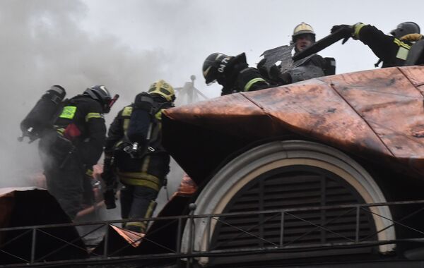 Пожарные на крыше Музея изобразительных искусств им. А.С. Пушкина - Sputnik Беларусь