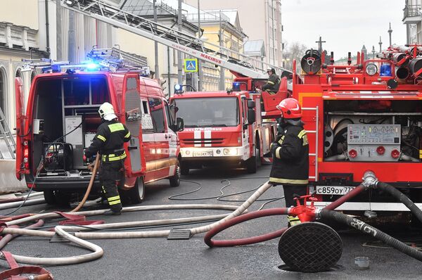Сотрудники противопожарной службы возле Музея изобразительных искусств на Волхонке - Sputnik Беларусь