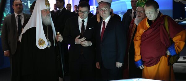 Президент РФ Владимир Путин во время посещения мультимедийной выставки-форума Россия, устремленная в будущее - Sputnik Беларусь