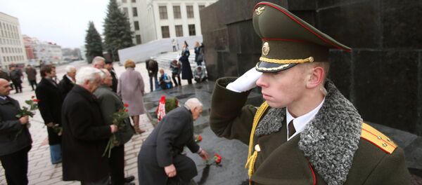Участники шествия коммунистов возлагают цветы в честь годовщины Октябрьской революции 1917 года в Минске - Sputnik Беларусь