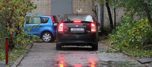 В таком дворе двум машинам не разминуться В таком дворе двум машинам не разминуться - Sputnik Беларусь