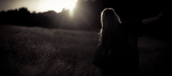 Силуэт девочки, архивное фото Силуэт девочки, архивное фото - Sputnik Беларусь