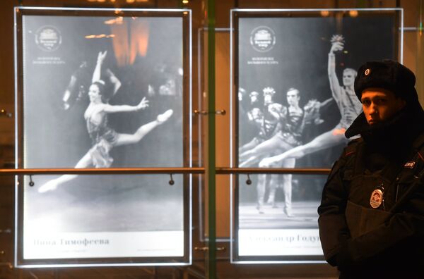 Сотрудник полиции у здания Большого театра в Москве Сотрудник полиции у здания Большого театра в Москве - Sputnik Беларусь