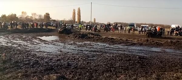 Видеофакт: квадроциклист во время соревнований въехал в толпу зрителей - Sputnik Беларусь