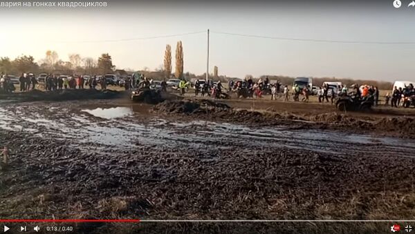Видеофакт: квадроциклист во время соревнований въехал в толпу зрителей - Sputnik Беларусь
