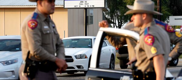 Полицейские на месте стрельбы в Техасе, где погибли 26 человек - Sputnik Беларусь