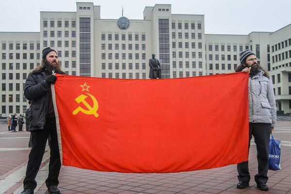 Американские коммунисты празднуют в Минске 100-летие Октябрьской революции  - Sputnik Беларусь