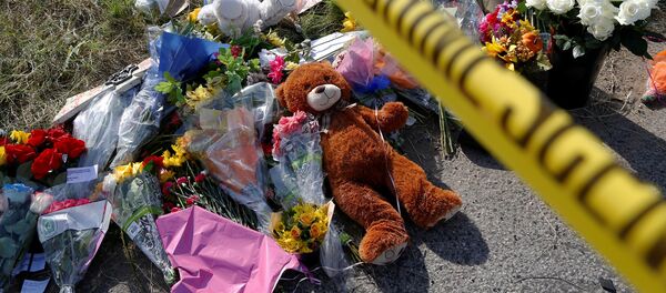 Цветы и игрушки у церкви в Техасе Цветы и игрушки у церкви в Техасе - Sputnik Беларусь