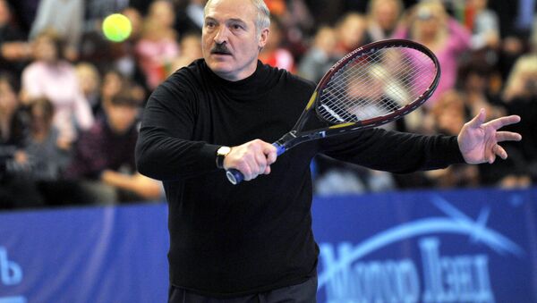 Президент Беларуси Александр Лукашенко играет в теннис - Sputnik Беларусь