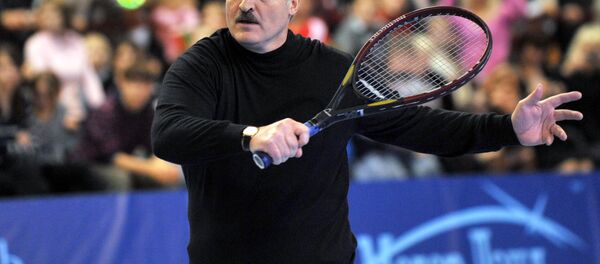 Президент Беларуси Александр Лукашенко играет в теннис - Sputnik Беларусь