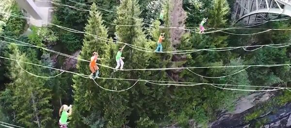 В Швейцарии экстремалы устроили танцы на канатах, натянутых между двумя мостами - Sputnik Беларусь