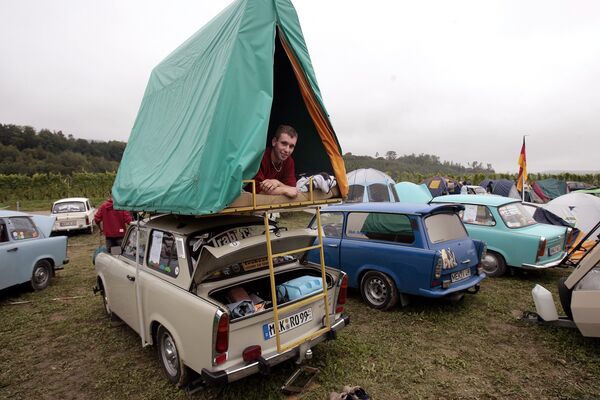 Многие опции к Трабанту были придуманы народными умельцами - например, палатку на крыше устанавливали все любители путешествий. Она раскладывалась за три минуты, и получался вполне бюджетный кемпер. Любители Траби до сих пор собираются вместе на фестивали и разворачивают кемпинги. - Sputnik Беларусь