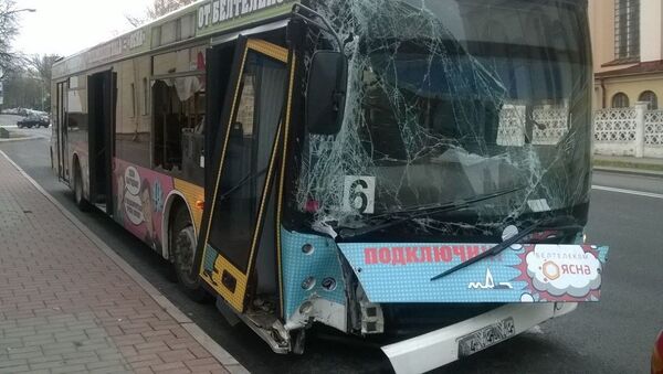Автобус врезался в фонарный столб в Гродно - Sputnik Беларусь