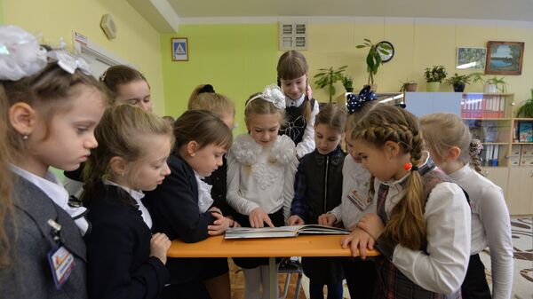 Ученицы после урока - Sputnik Беларусь