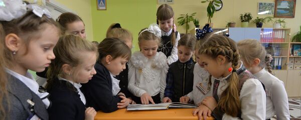 Вучаніцы пасля ўроку, архіўнае фота Вучаніцы пасля ўроку, архіўнае фота - Sputnik Беларусь