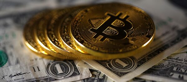 Біткоіны і долары Біткоіны і долары - Sputnik Беларусь