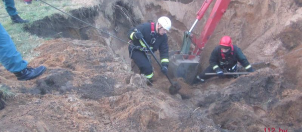 При проведении работ по устройству колодца 32-летнего мужчину засыпало грунтом - Sputnik Беларусь