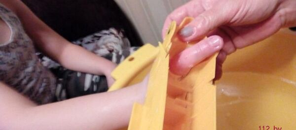 Застрявший палец девочки - Sputnik Беларусь