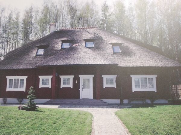 Дом, построенный с использованием традиционных материалов - тростника и дерева, будет энергоэффективным и экологичным - Sputnik Беларусь