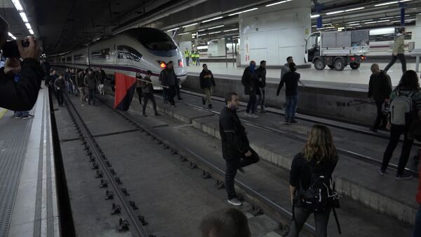 В Барселоне протестующие заблокировали железнодорожную станцию - Sputnik Беларусь