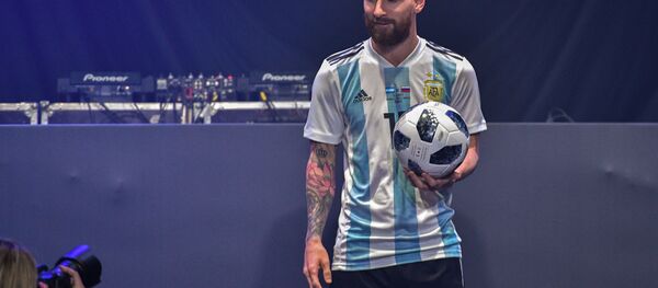 Месси представил официальный мяч ЧМ-2018 - Sputnik Беларусь