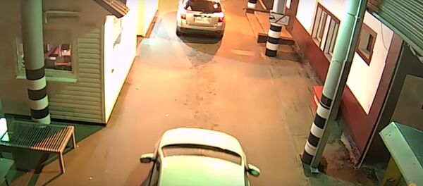 Россиянин вез тещу в багажнике через границу Россиянин вез тещу в багажнике через границу - Sputnik Беларусь