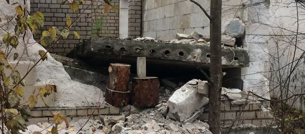 Рухнувшая плита перекрытия, из-под которой извлекли пострадавших мальчиков Рухнувшая плита перекрытия, из-под которой извлекли пострадавших мальчиков - Sputnik Беларусь