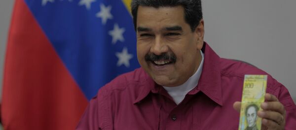 Президент Николас Мадуро с новой 100-тысячной купюрой - Sputnik Беларусь