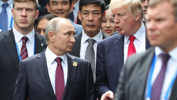 Президент РФ Владимир Путин и президент США Дональд Трамп перед совместным фотографированием - Sputnik Беларусь