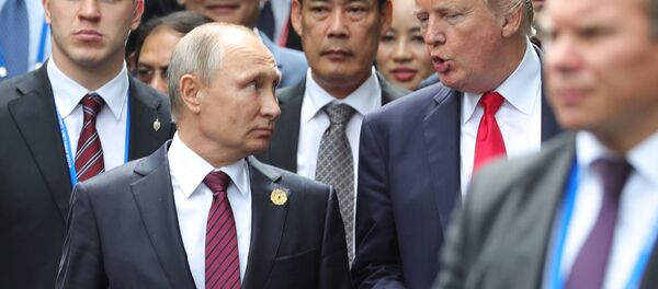 Президент РФ Владимир Путин и президент США Дональд Трамп перед совместным фотографированием - Sputnik Беларусь