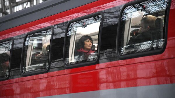 Пассажиры в вагоне двухэтажного поезда, архивное фото - Sputnik Беларусь