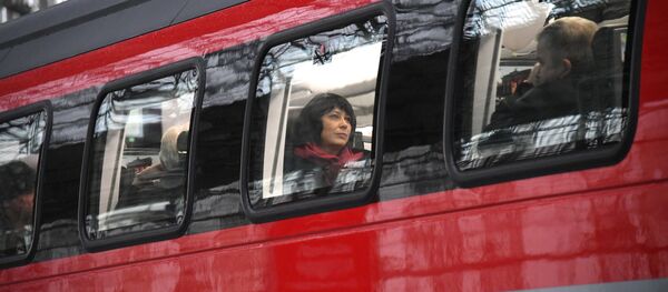 Пассажиры в вагоне двухэтажного поезда, архивное фото Пассажиры в вагоне двухэтажного поезда, архивное фото - Sputnik Беларусь