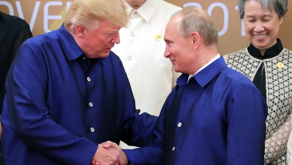 Президент РФ Владимир Путин и президент США Дональд Трамп (слева) на церемонии совместного фотографирования - Sputnik Беларусь