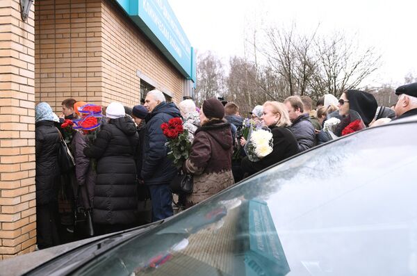 Люди у клиники Медси в Московской области, пришедшие проститься с сатириком Михаилом Задорновым - Sputnik Беларусь