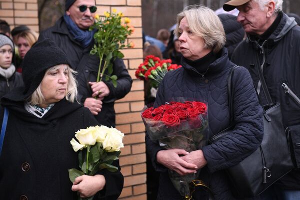 Люди пришли проститься с сатириком Михаилом Задорновым - Sputnik Беларусь