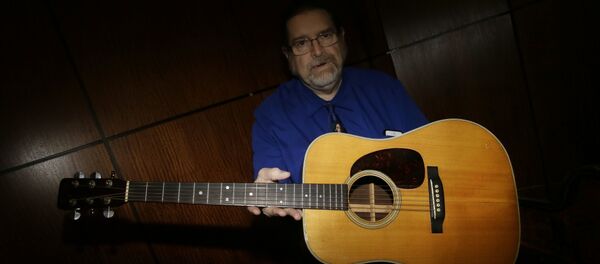 Проданная с молотка гитара Боба Дилана - Sputnik Беларусь