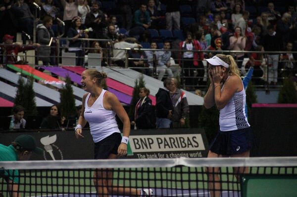 Коко Вандевеге и Шелби Роджерс радуются победе после напряженного матча - Sputnik Беларусь