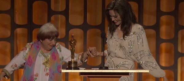 89-летняя Аньес Варда станцевала с Джоли - Sputnik Беларусь