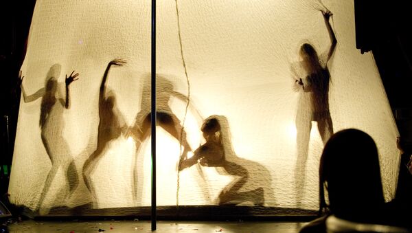 Танцовщицы выступают на вечеринке в клубе, архивное фото - Sputnik Беларусь