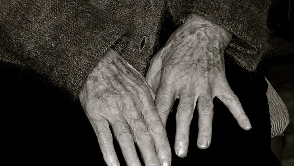 Руки пожилой женщины, архивное фото - Sputnik Беларусь