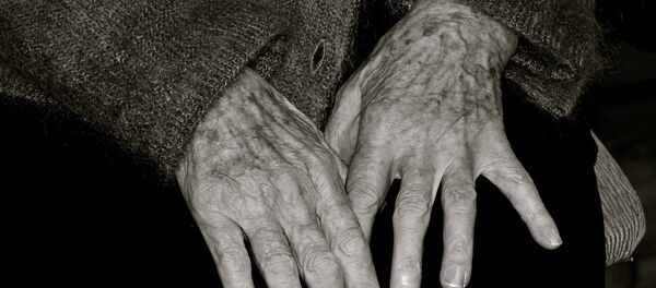 Руки пожилой женщины, архивное фото - Sputnik Беларусь