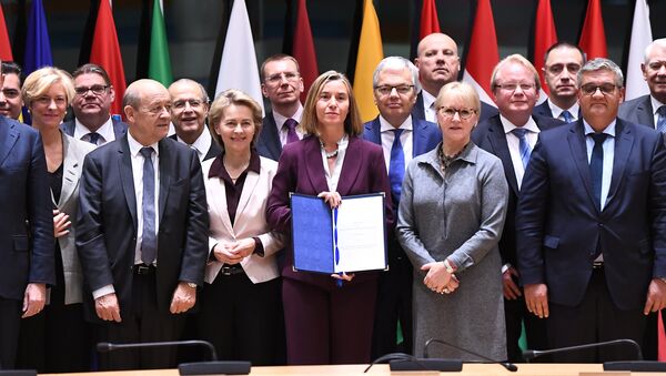 Министры иностранных дел и обороны стран ЕС на церемонии подписания пакта PESCO - Sputnik Беларусь