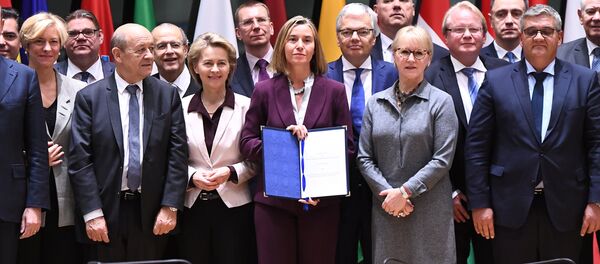 Министры иностранных дел и обороны стран ЕС на церемонии подписания пакта PESCO Министры иностранных дел и обороны стран ЕС на церемонии подписания пакта PESCO - Sputnik Беларусь