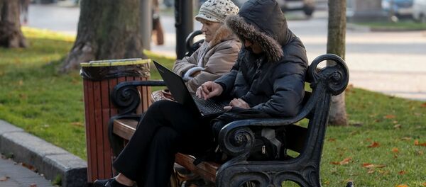 Мужчина за компьютером на Крещатике в Киеве - Sputnik Беларусь