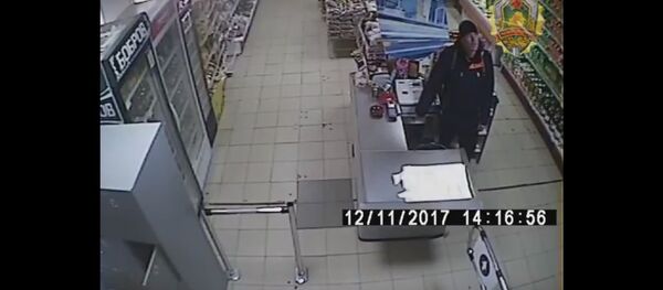 Барысаўчанін залез у касу крамы прама пад камерай відэаназірання Барысаўчанін залез у касу крамы прама пад камерай відэаназірання - Sputnik Беларусь