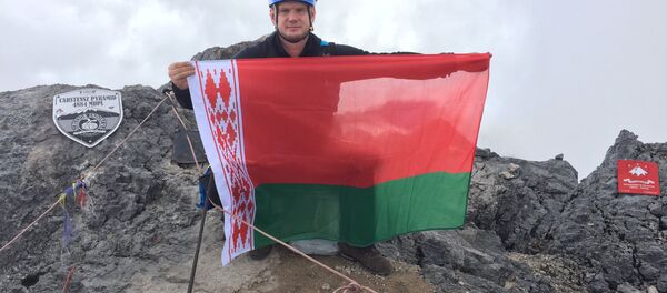 Белорус Вадим Фролов на вершине горы Карстэнз - Sputnik Беларусь