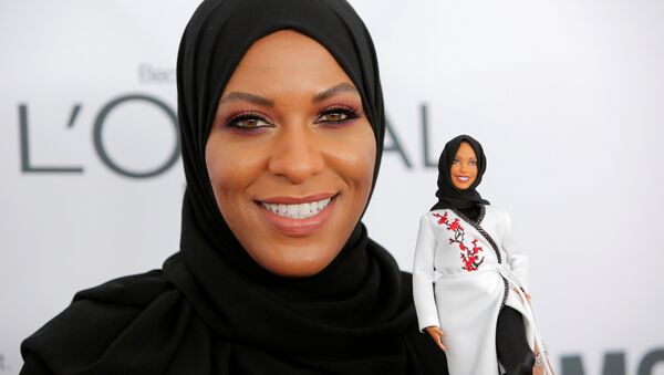Первая кукла Барби в хиджабе представлена на вручении премии Женщины года в Нью-Йорке - Sputnik Беларусь